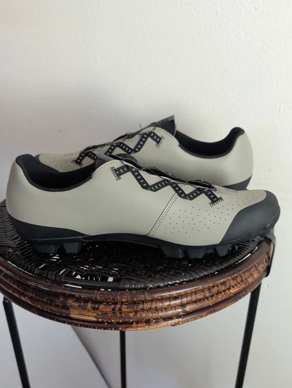 QUOC Escape Off-Road Cycling Shoes Left Shoe Sz 45 Right Shoe Size 44